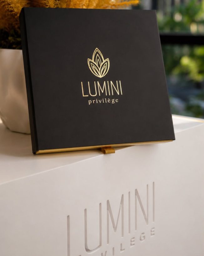 Caixa preta com a logo dourada da Lumini Privilège